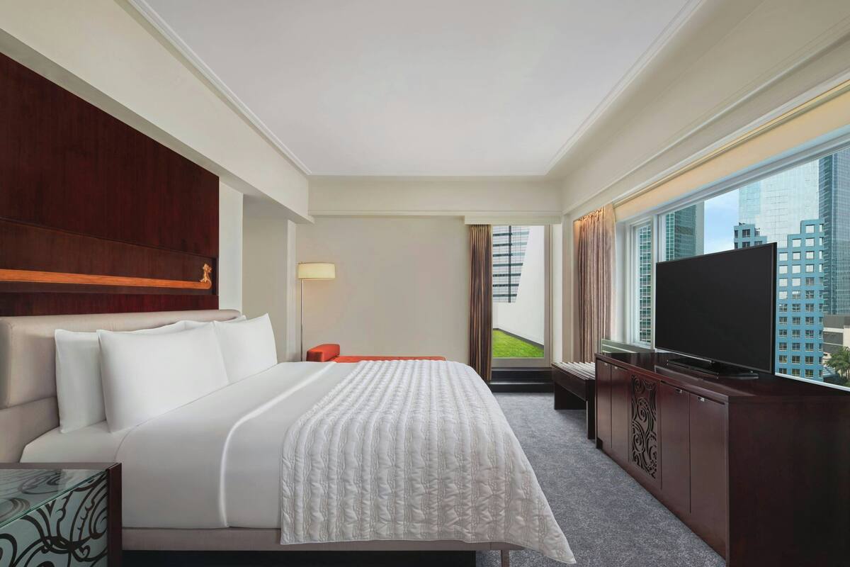 Minibar, brankas, meja kerja, dan tirai kedap cahaya