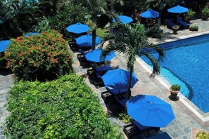 Piscine extérieure, parasols de plage, chaises longues