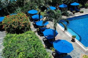 Piscine extérieure, parasols de plage, chaises longues