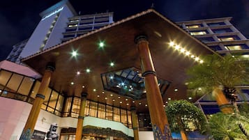 2 Twin/Single Beds, Premier Guest Room | Minibar, in-room safe, desk, blackout curtains