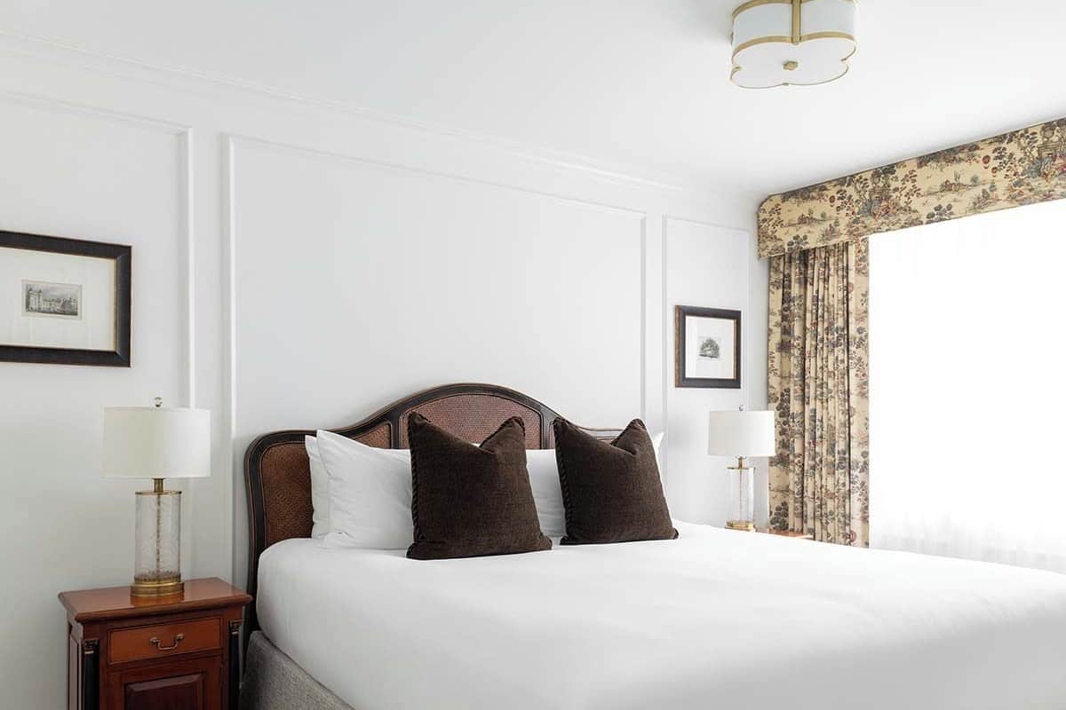 Ropa de cama de alta calidad y camas con pillow-top
