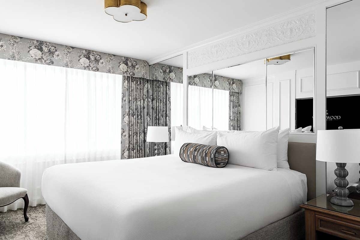 Ropa de cama de alta calidad y camas con pillow-top