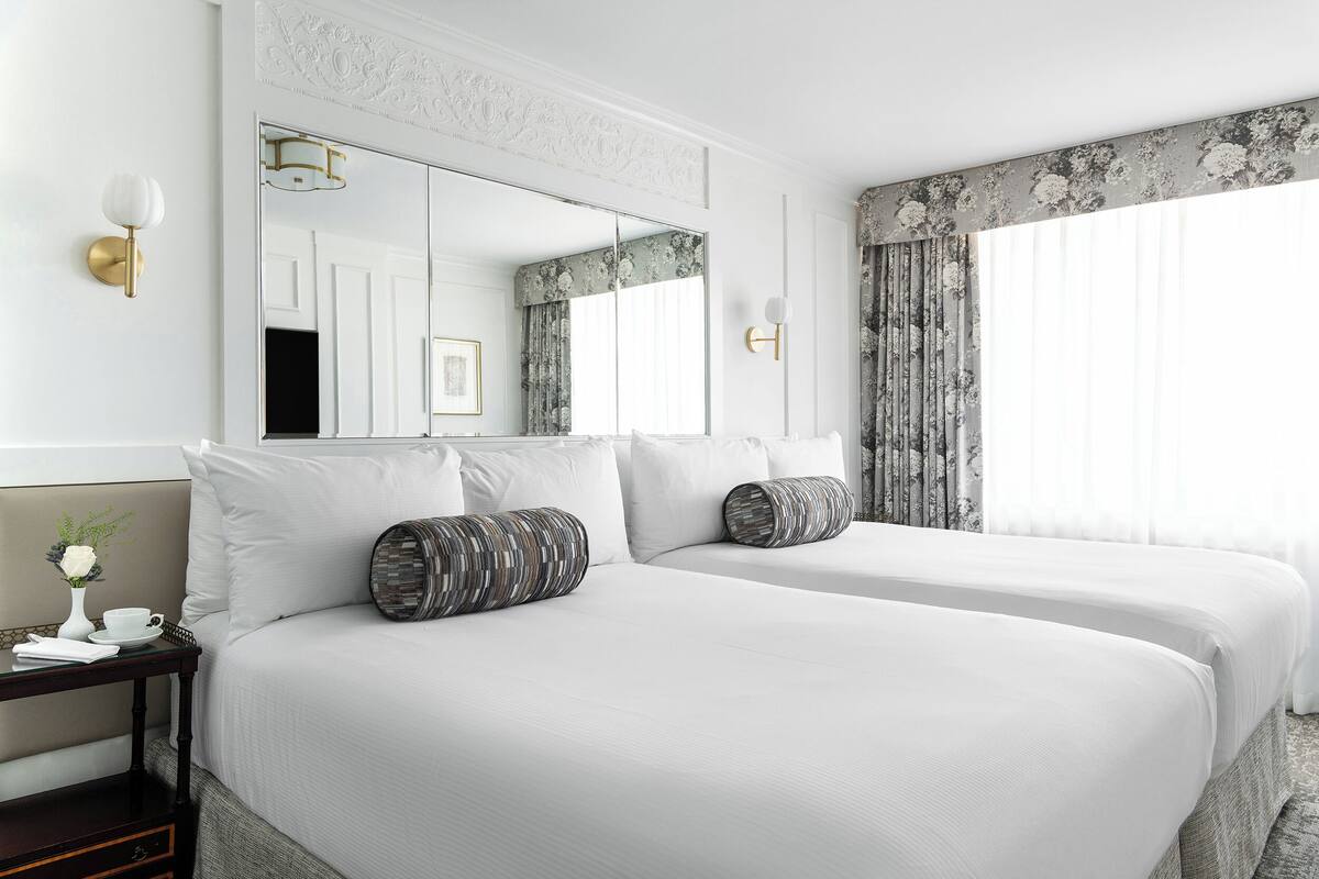 Ropa de cama de alta calidad y camas con pillow-top