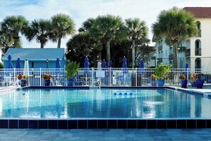 Piscine extérieure, parasols, chaises longues