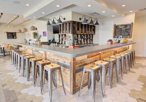 鸡尾酒酒吧、泳池景观、在特定日期营业