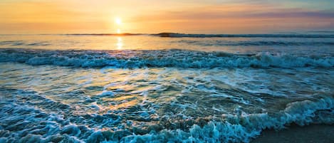 Na praia, areia branca