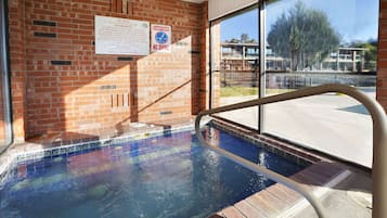 Una piscina al aire libre de temporada, sillones reclinables de piscina