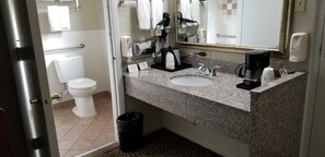 Habitació estàndard, 2 llits de matrimoni, accessible, no fumadors | Bany | Combinació de dutxa i banyera i articles de tocador gratuïts 
