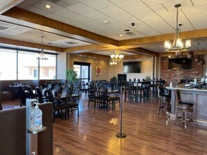 Lunch and dinner served - Days Inn & Suites by Wyndham Trinidad (Trinidad)