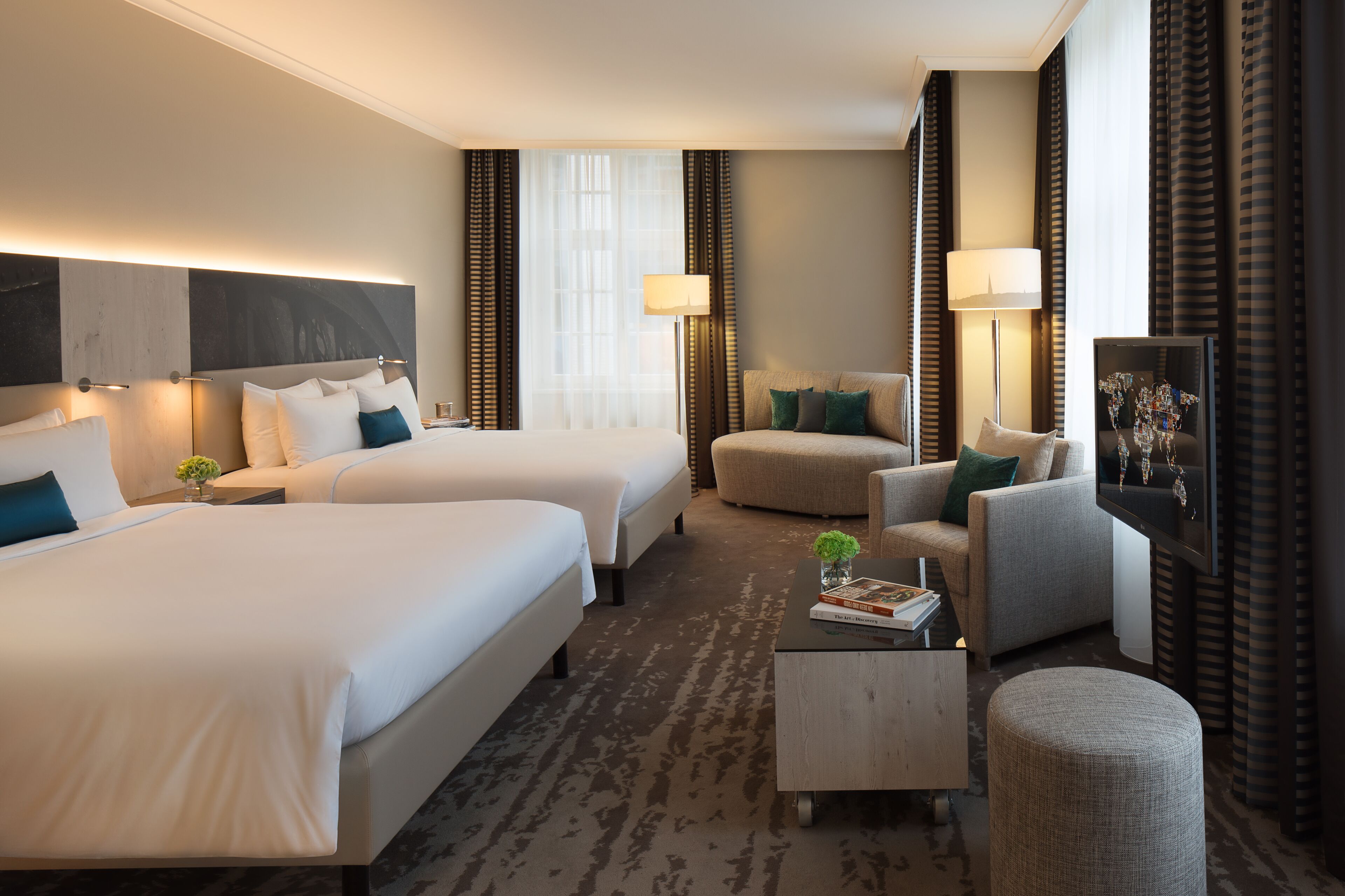 スタジオスイート クイーンベッド 2 台 | 高級寝具、セーフティボックス (室内)、デスク、ノートパソコン用作業スペース