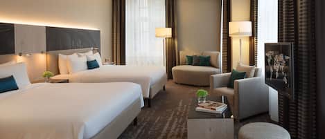 Studio Suite, 2 Tempat Tidur Queen | Seprai premium, brankas, meja kerja, dan ruang kerja ramah laptop