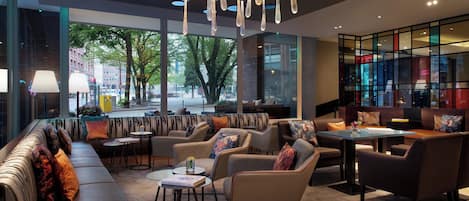 Con servicio de comidas, cenas y happy hour