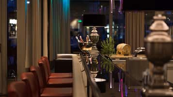 Serves lunch, dinner and happy hour