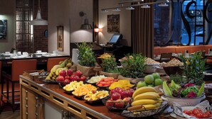 Buffet com variedade de frutas e legumes.
