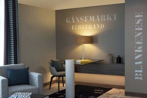 Superior kamer, 1 kingsize bed | Luxe beddengoed, een kluis op de kamer, een bureau, een laptopwerkplek