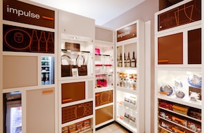 L'intérieur d'un magasin, avec des étagères remplies de divers produits, notamment des bouteilles et des produits emballés.