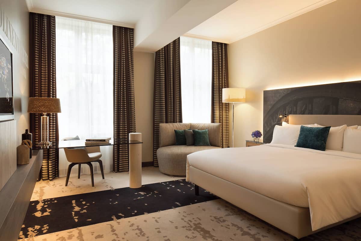 Une chambre d’hôtel moderne avec un grand lit, un bureau et un canapé.