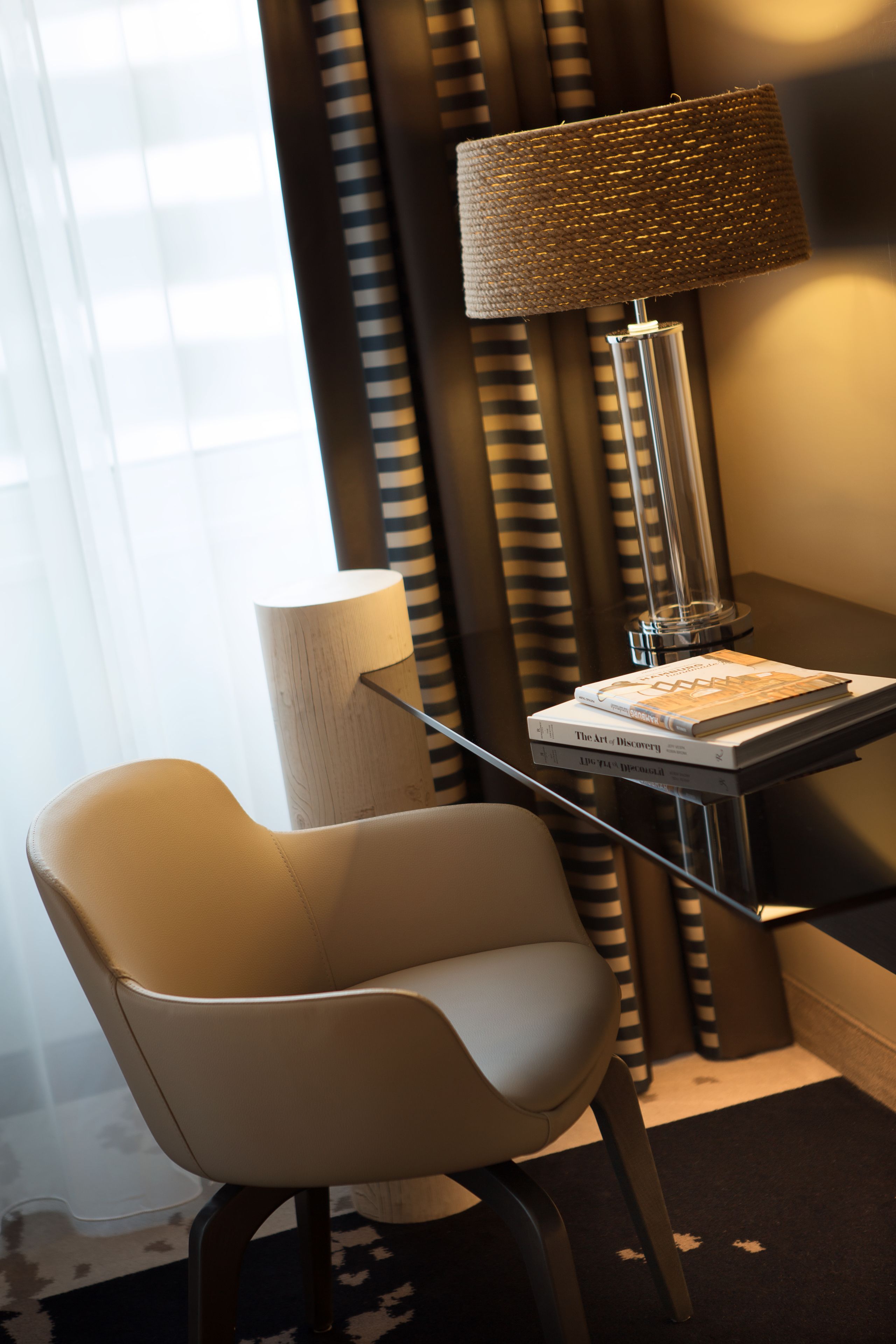 room, 1 double bed | in-room business centre