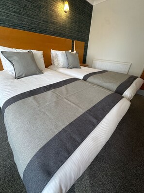 Twin Room | 1 bedroom, individually decorated, individually furnished, desk