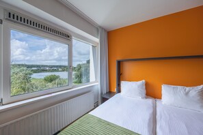 客房內保險箱、書桌、筆電工作空間、遮光布/窗簾