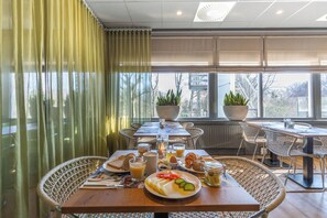 Daily buffet breakfast for a fee