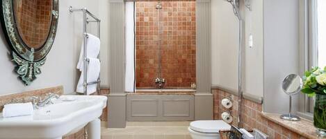 Un baño con lavamanos, inodoro y ducha.