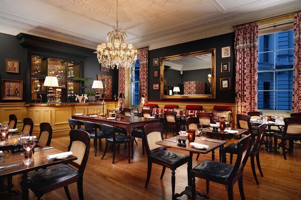 Serveert ontbijt, lunch, diner, Britse gerechten 