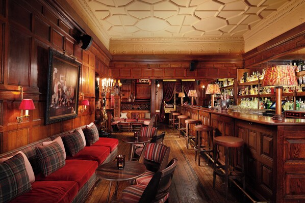 Sert le déjeuner et le dîner