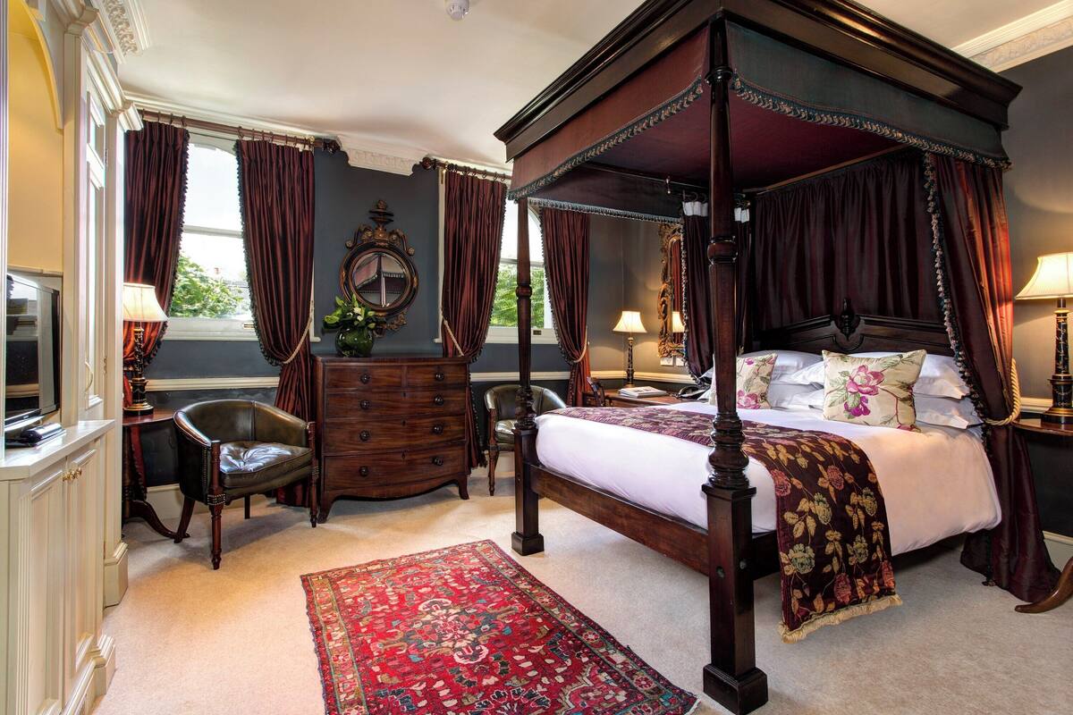 Egyptian cotton sheets, premium bedding, pillowtop beds, minibar