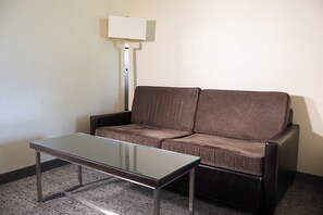 Senger med overmadrass, skrivebord og skrivebord for bærbar PC