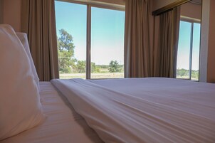 Junior Room, 1 King Bed | Pillowtop beds, desk, laptop workspace, iron/ironing board