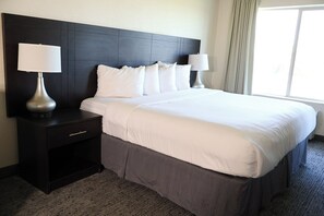 Rom – junior, 1 kingsize-seng | Senger med overmadrass, skrivebord og skrivebord for bærbar PC