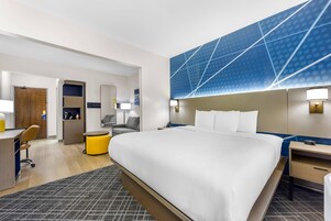 Escritorio, tabla de planchar con plancha, wifi gratis y ropa de cama 