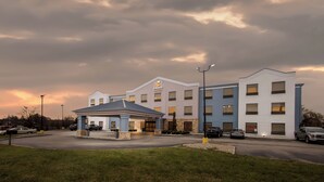 Ett hotell med en huvudbyggnad och en mindre annexbyggnad.