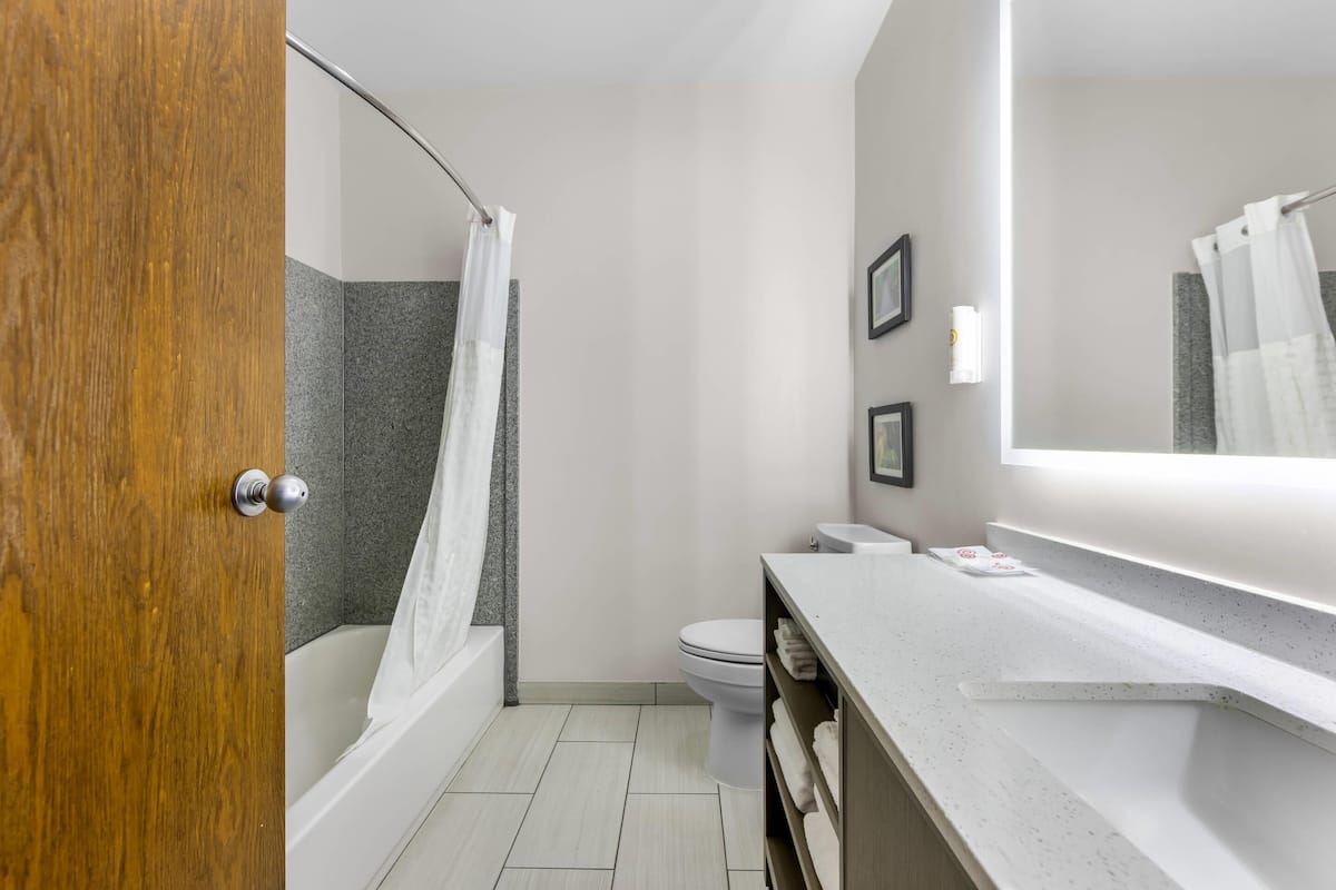 Suite, varias camas, no fumadores | Escritorio, tabla de planchar con plancha, wifi gratis y ropa de cama