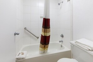 Amenidades de baño gratuitas, secadora de cabello, toallas