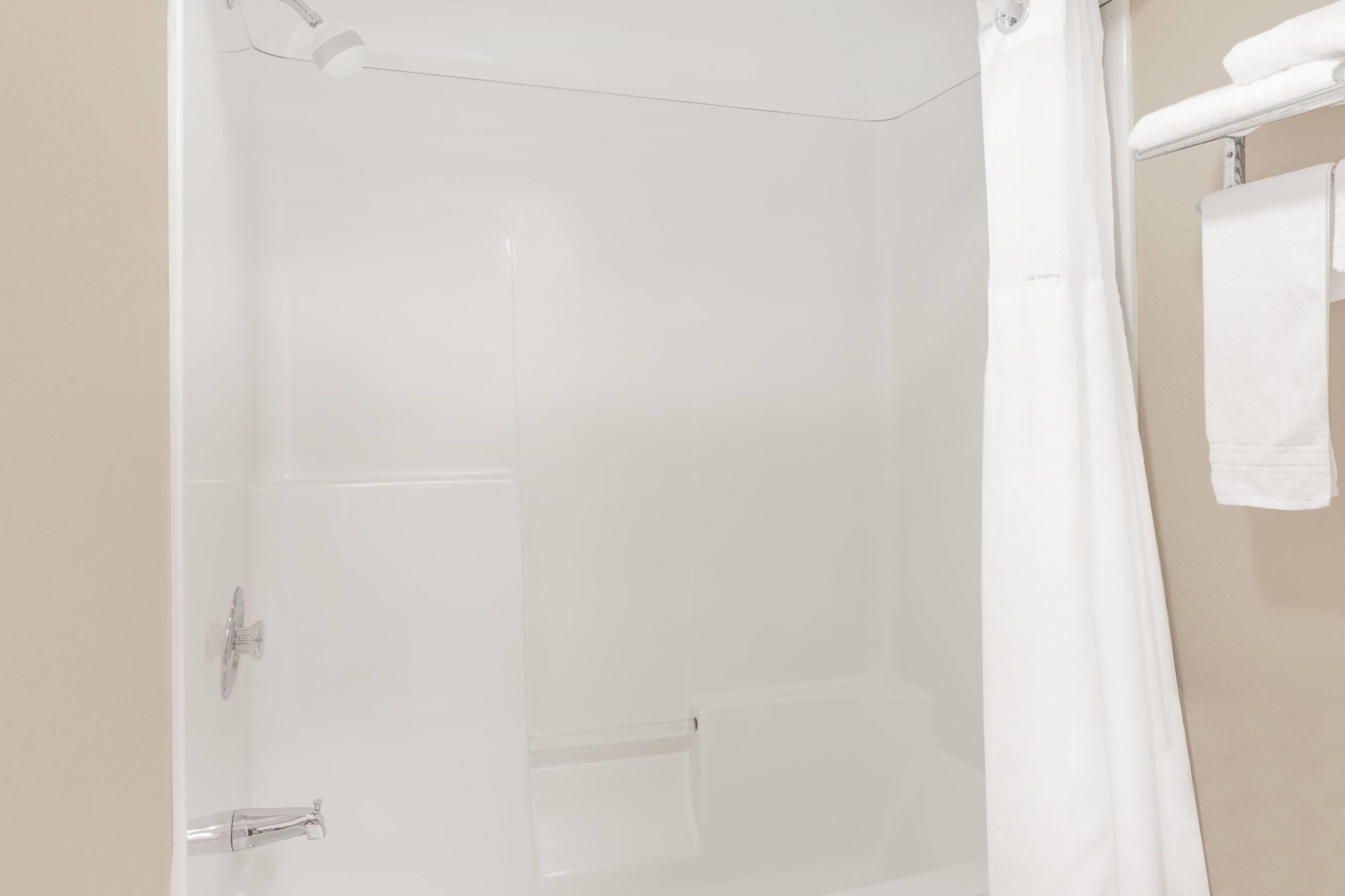 Combined shower/bathtub, rainfall showerhead, free toiletries
