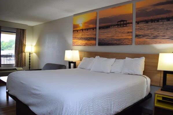 Studio Suite, 1 King Bed, Smoking, Refrigerator & Microwave | Hypo-allergenic bedding, individually furnished, desk