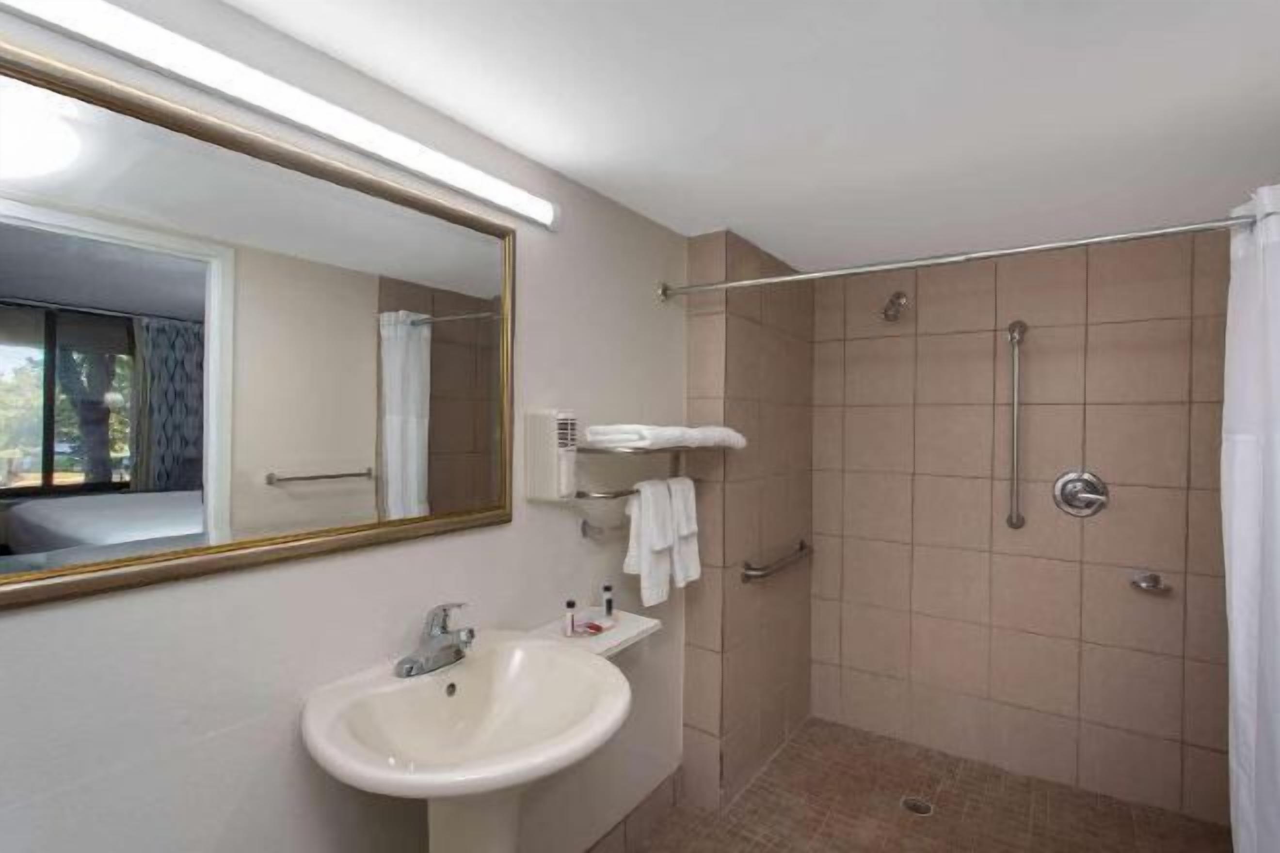Bathroom | Combined shower/bathtub, free toiletries, hair dryer, towels