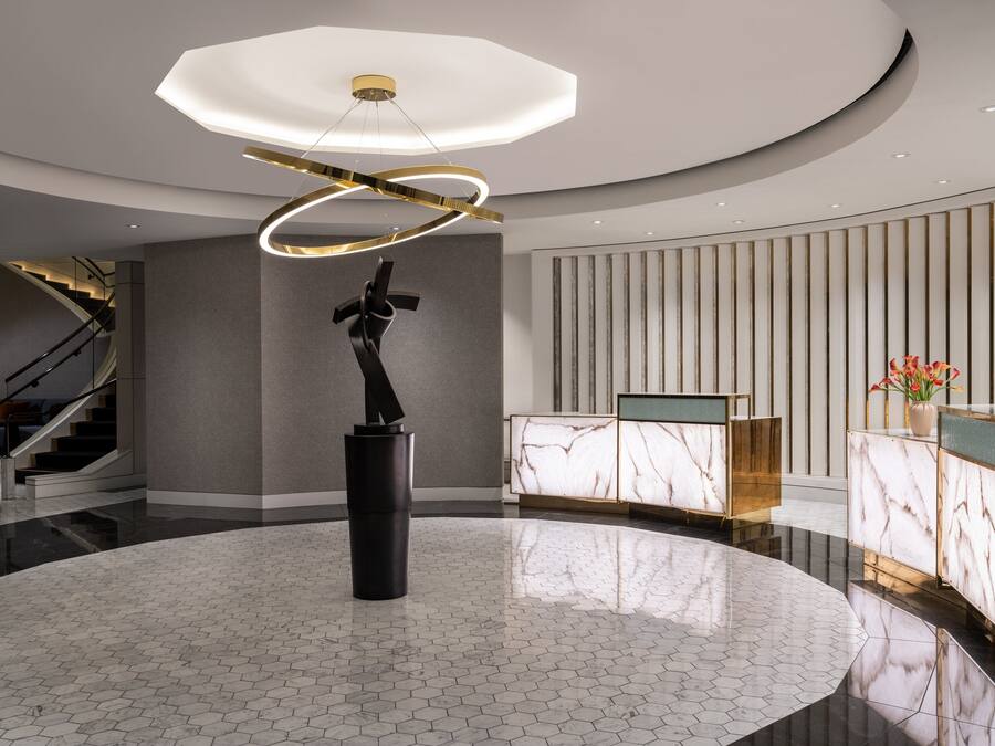 Lobby-lounge