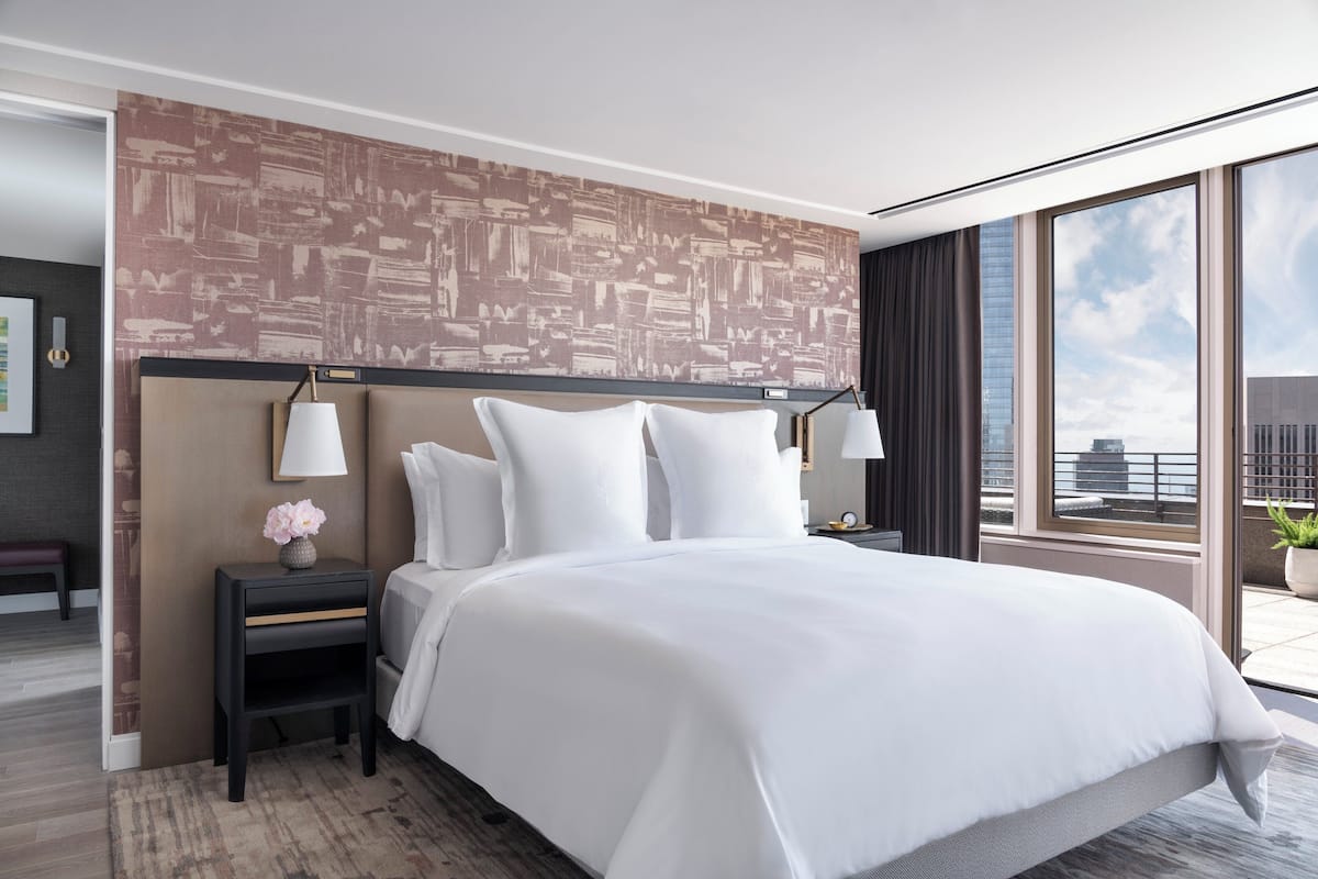 Suite – signature, terrasse (Skyline) | Sengetøy av topp kvalitet, dundyner, senger med overmadrass og minibar