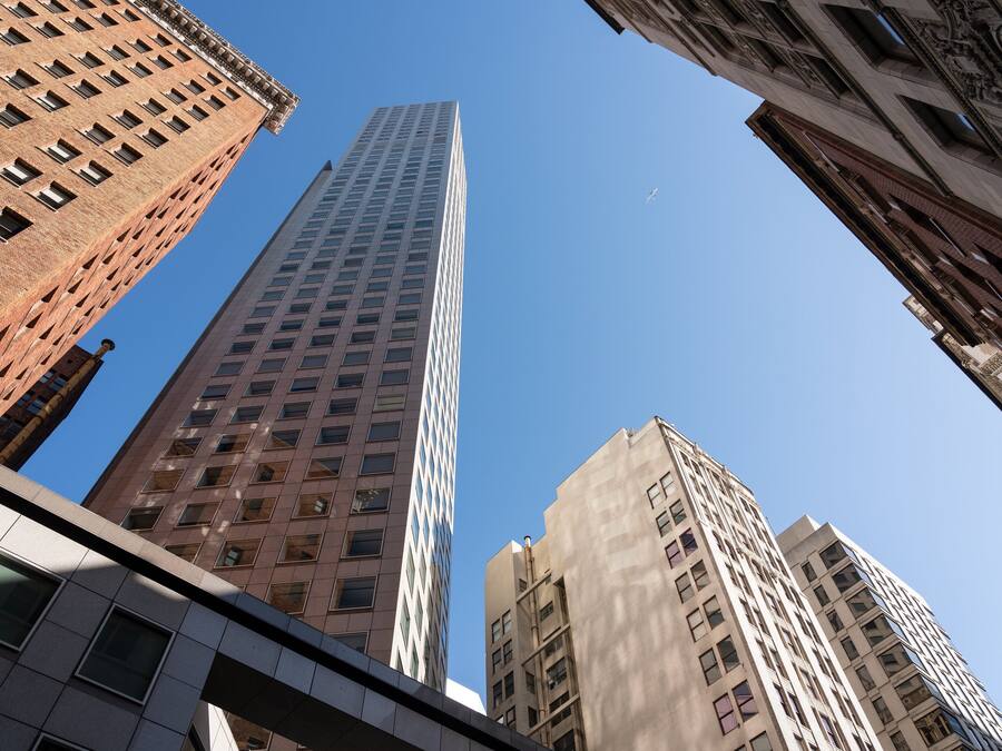 Un edificio alto con un cielo despejado al fondo.