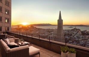 Phòng Suite, hiên (Golden Gate) | Bộ đồ giường cao cấp, chăn bông, nệm có lớp đệm bông, minibar 
