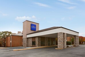 A Baymont Inn with a brick facade, stone pillars, and a covered entrance. - Baymont by Wyndham Rocky Mount (Rocky Mount)