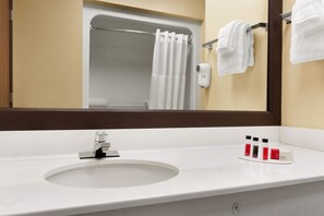 Bañera con ducha, artículos de tocador ecológicos, secador de pelo