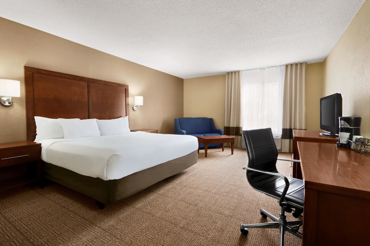 Room, 1 King Bed, Non Smoking | In-room safe, blackout drapes, iron/ironing board