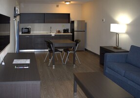 客房内保险箱、办公桌、笔记本电脑工作区、熨斗/熨衣板