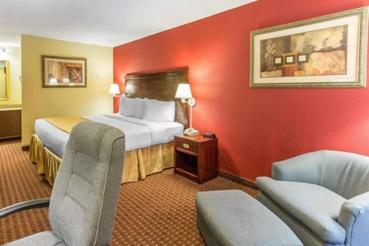 Caja de seguridad en la habitación y escritorio