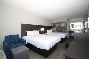 客房内保险箱、办公桌、笔记本电脑工作区、熨斗/熨衣板