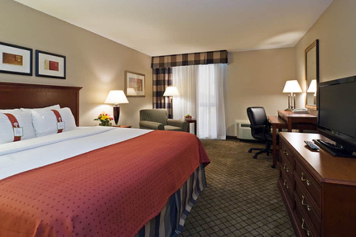 Standard Room, 1 King Bed | Premium bedding, desk, laptop workspace, blackout drapes